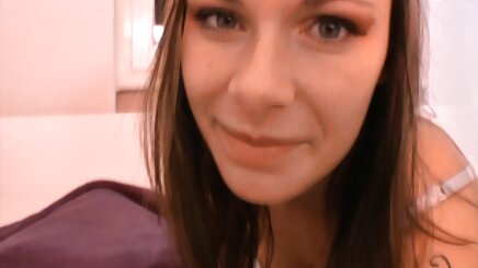 Brooke phơi bày bản thân trước một cửa live sex hàn sổ